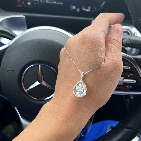 Elegant 14kt white solid gold natural diamond pendant necklace. - Picture 2 of 8